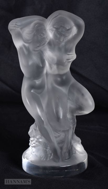 Ein französisches Lalique-Glas mit zwei Aktfiguren