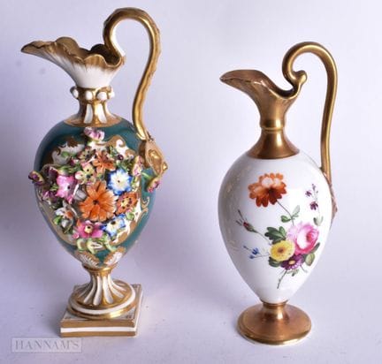 Minton-Kanne mit aufgesetzten Blumen auf dunkelgrü