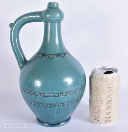 UNA JARRA HÚNGARA DE MAJÓLICA CON ESMALTE AZUL MUY