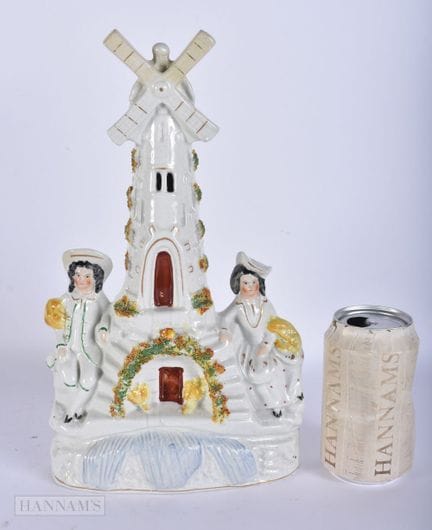 EINE WINDMÜLLENGRUPPE AUS DER FRÜHEN VIKTORIANISCH