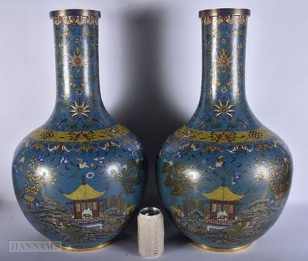 UNE BELLE ET RARE PAIRE DE VASES CHINOIS EN ÉMAIL 