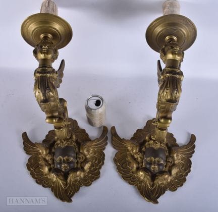 Ein wunderschönes Paar Wandleuchten aus Bronze im 