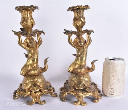 UN PRECIOSO PAR DE CANDELABROS DE ORMOLU DE PRINCI