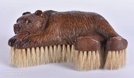 UN INSÓLITO CEPILLO DE ROPA CON FORMA DE OSO DE LA
