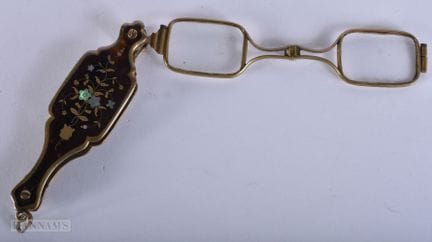 EINE FRÜHVIKTORIANISCHE LORGNETTE AUS SCHILDKRÖTEN