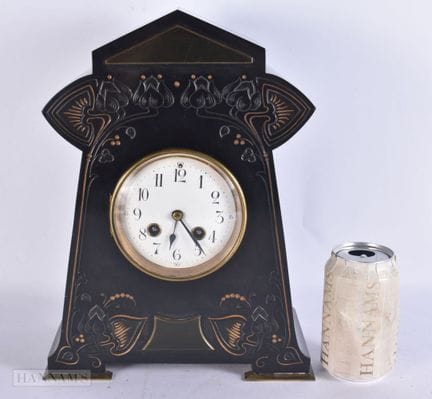 Un gran reloj de sobremesa de mármol negro del sig