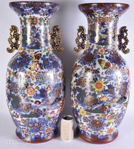 一对罕见的19世纪早期英国“敲纹流蓝”花瓶（约1825年），瓶身绘有东方风情图案，饰有繁复的珐琅蝴蝶