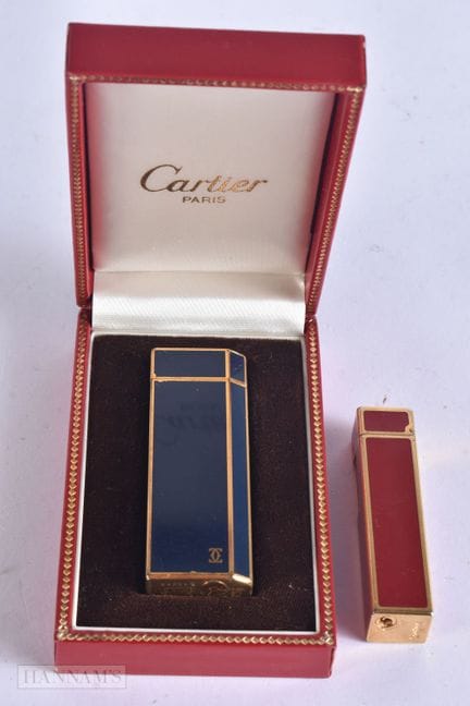 UN ENCENDEDOR CARTIER EN SU CAJA, junto con otro e