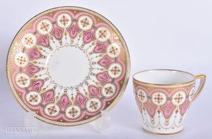 EINE WUNDERSCHÖNE TASSE MIT UNTERTASSE AUS SPODE-P