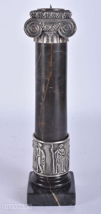 Ein wunderschöner, mit Silber verzierter Marmor-Ke