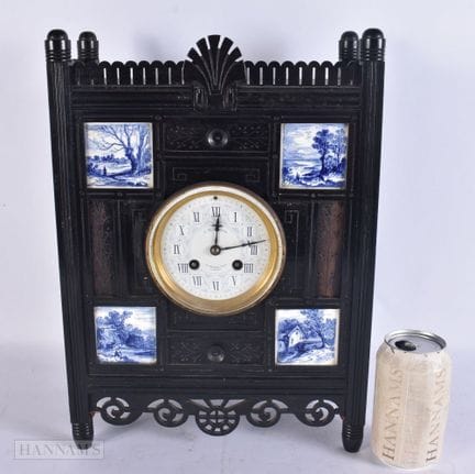 Un gran reloj de sobremesa del siglo XIX, propio d