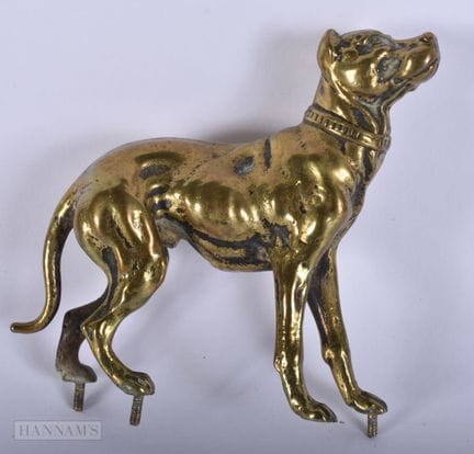 EINE ANTIKE BRONZEFIGUR EINES JAGDHUNDES. 8 cm x 8