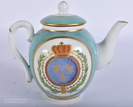 EINE EUROPÄISCHE PORZELLAN-TEEKANNE MIT DECKEL AUS