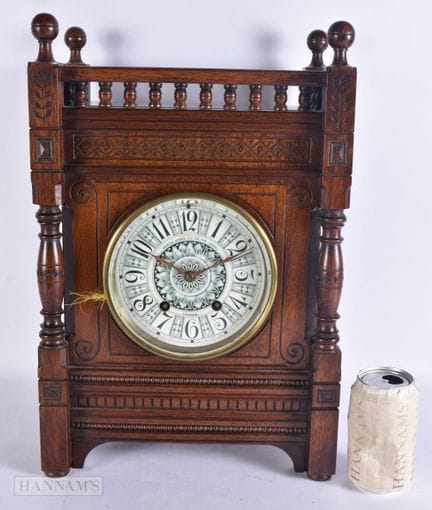 UN GRAN RELOJ DE CHIMENEA DE ROBLE DEL MOVIMIENTO 