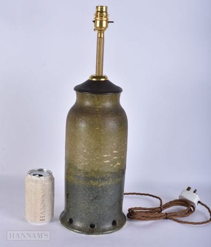 UNE LAMPE EN CÉRAMIQUE DE RUSKIN HORS DU COMMUN. H