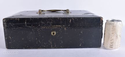 UNA PRECIOSA CAJA DE VIAJE VICTORIANA DE CUERO CON