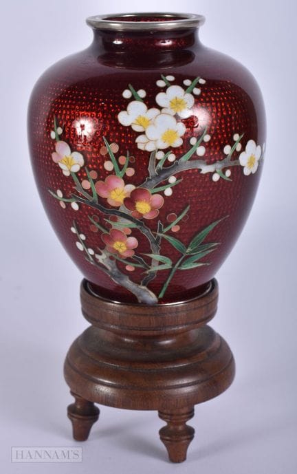 Eine japanische Cloisonné-Emaille-Vase aus der Tai