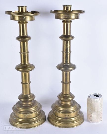 UN PAR DE GRANDES CANDELABROS ECLESIÁSTICOS VICTOR