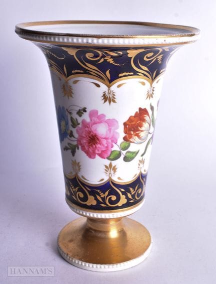 Spode-Vase aus dem 19. Jahrhundert mit drei Perlen