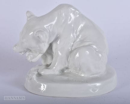 Eine Bärenfigur aus Meissener Porzellan. 9,5 cm x 