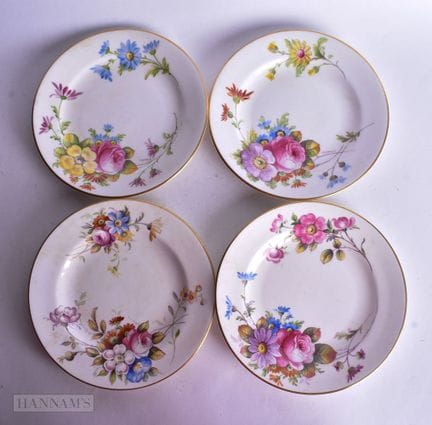 Lot de quatre assiettes « Derby King Street » orné