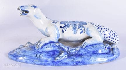 一件别具一格的古董代尔夫特陶器，釉面呈锡釉蓝白相间的蜥蜴造型。宽21厘米。