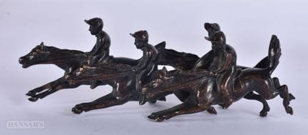 EINE ANTIKE BRONZESKULPTUR EINES JOCKEYS ZU PFERD.