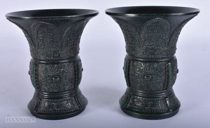 EIN PAAR BRONZEVASEN IM ARCHAISCHEN CHINESISCHEN S