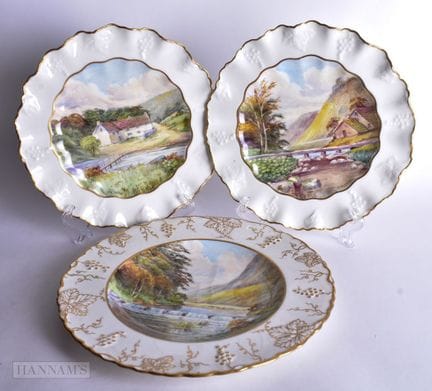 Service de trois assiettes « Royal Crown Derby » o