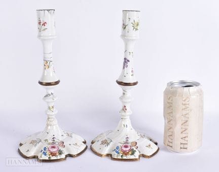 Un par de candelabros ingleses de esmalte de Batte