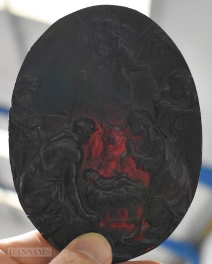 EINE AUSSERGEWÖHNLICHE, GESCHNITZTE ROTE HORNTAFEL