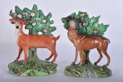 ZWEI ENGLISCHE STAFFORDSHIRE-FIGUREN VON HIRSCHEN 