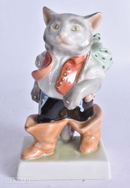 一件匈牙利赫伦德（Herend）品牌的《穿靴子的猫》瓷偶。高15厘米。