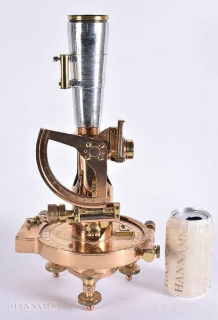 一台大型军用火炮瞄准仪/经纬仪，型号12 MK I，编号395。高38厘米。