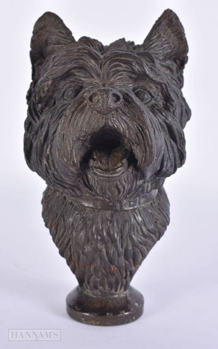 Busto de bronce de un perro de raza Scottish Terri