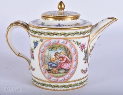 THÉIÈRE ET COUVERCLE EN PORCELAINE EUROPÉENNE INHA