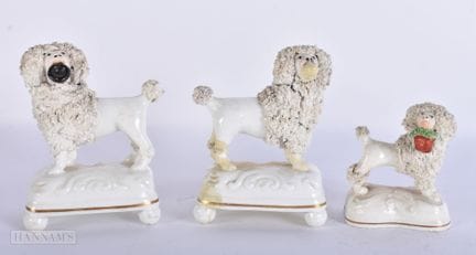 DREI STAFFORDSHIRE-PORZELLANFIGUREN VON POODLES AU