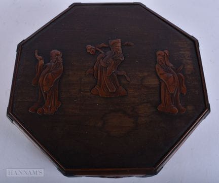 Eine sechseckige Schatulle mit Deckel aus geschnit