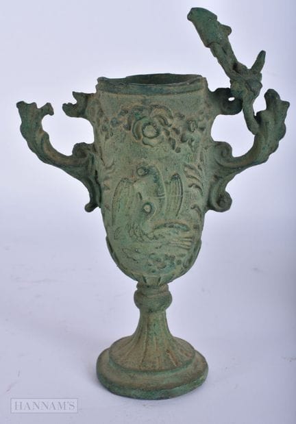 EIN AUSSERGEWÖHNLICHES BRONZEGEFÄSS AUS DER GRAND 