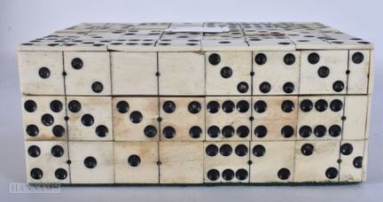 EINE SELTENE DOMINO-BOX AUS KNOCHEN AUS DEM 19. JA