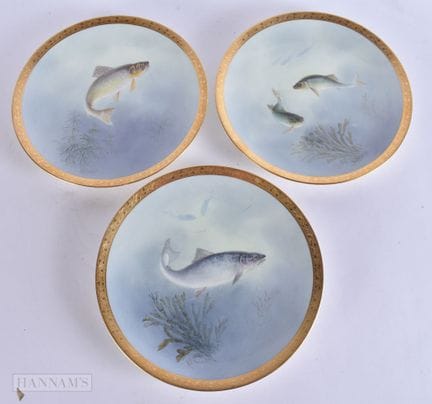 UN JUEGO DE PLATOS CON MOTIVOS DE PECES DE PORCELA