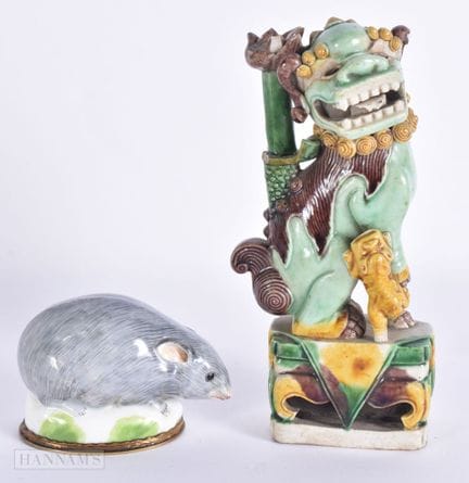 Un perro Foo chino de porcelana esmaltada «sancai»