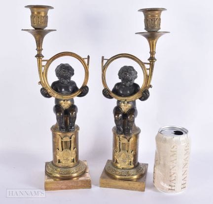 UN PAR INUSUAL DE CANDELABROS DE BRONCE DEL ESTILO