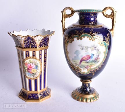 Vase à deux anses « Royal Crown Derby », décoré d'
