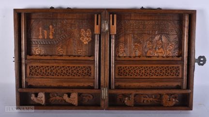 EINE AUSSERGEWÖHNLICHE CHINESISCHE FALTSANDELHOLZ-