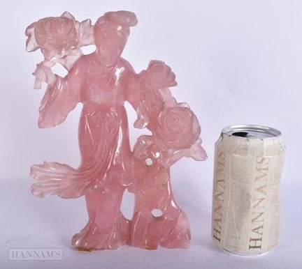 Eine chinesische, geschnitzte Rosenquarzfigur eine