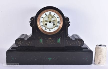 Un gran reloj de sobremesa victoriano de mármol ne