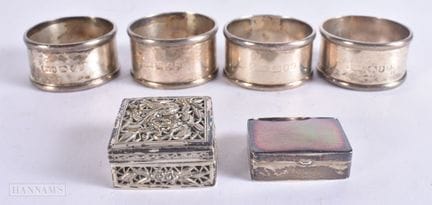 UNA COLECCIÓN DE OBJETOS DE PLATA que incluye serv
