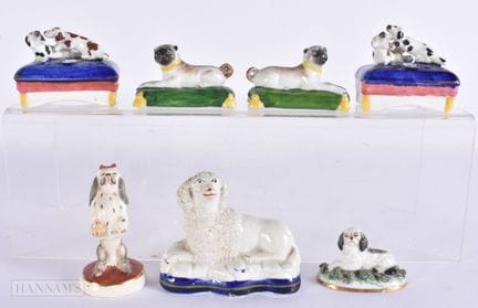 UNA COLECCIÓN DE ANIMALES EN MINIATURA DE STAFFORD
