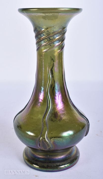 Eine irisierende Glasvase im LOETZ-Stil. 19,5 cm h